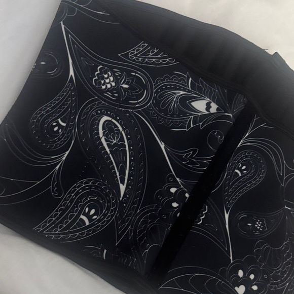 Luxx Curves Black Waste trainer - Picture 5 of 5